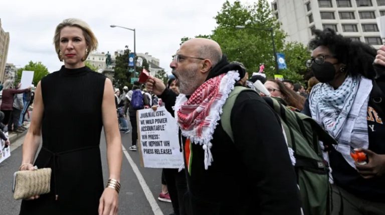 تظاهرات أمام مقر حفل مراسلي البيت الأبيض