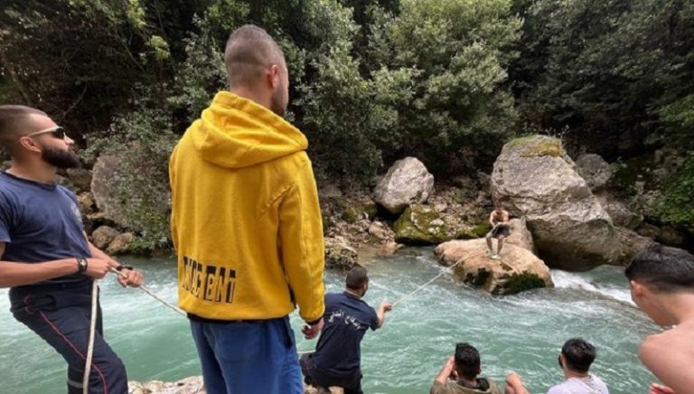 بالصور ـ إنقاذ ثلاثة مواطنين في نهر يحشوش