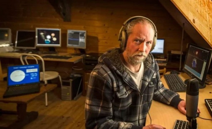 عالم الزلازل الشهير يحذر من بيل غايتس!