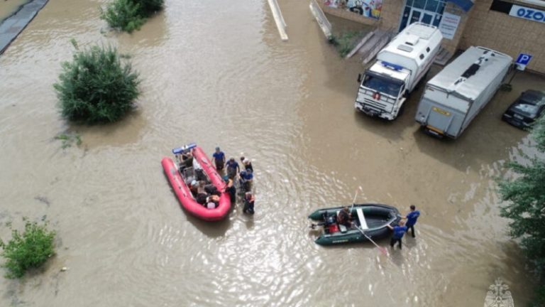 بالفيديو.. 18 ألف منزل غمرته فيضانات روسيا