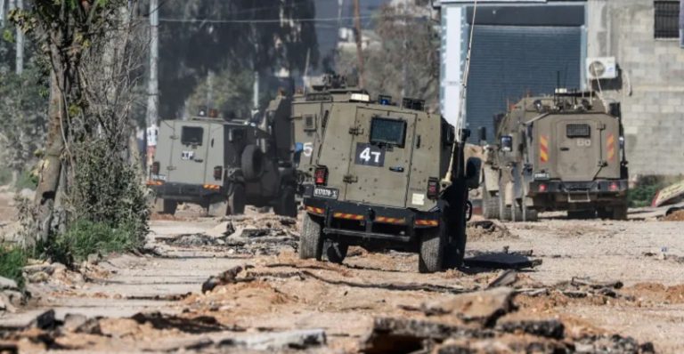 الاحتلال يقتحم مدناً وبلدات في “الضفة”.. ويعتقل فلسطينيين