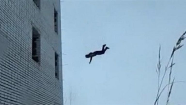 سقطت عن الشرفة وتوفيت على الفور!