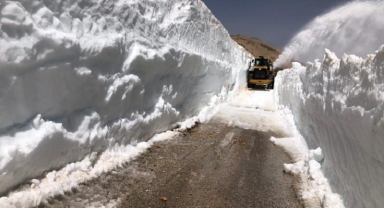 حمية: آليات وزارة الأشغال تواصل فتح الطرقات الجبلية