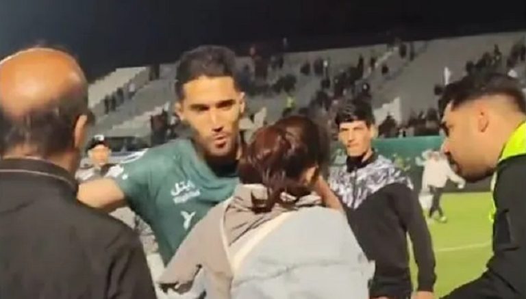 “العناق” يوقف حارس مرمى إيراني عن مباراة! (فيديو)