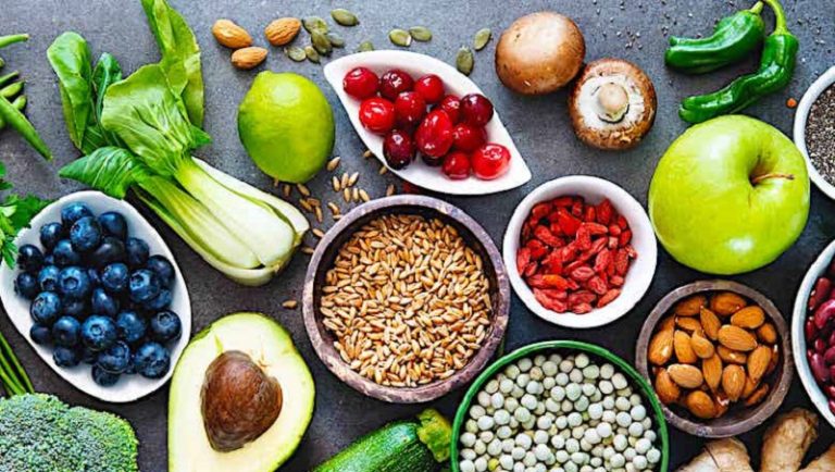 هل يمكن للطعام ترطيب البشرة؟