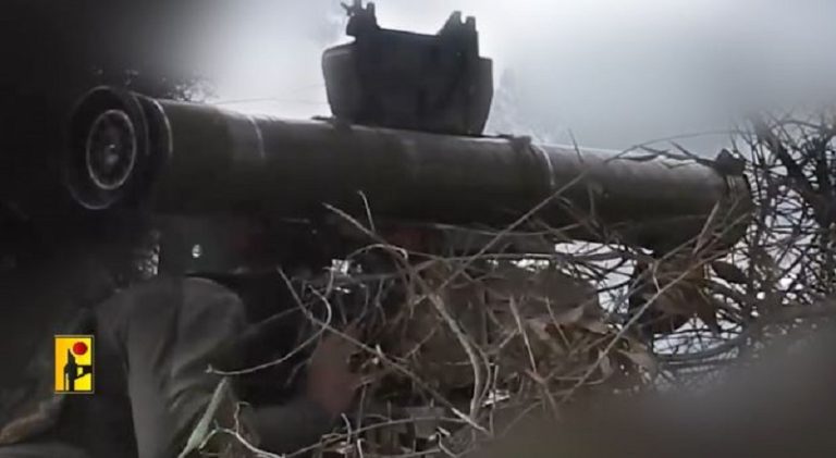 بالفيديو.. المقاومة تستهدف مبانٍ يتموضع بها جنود العدو في “المطلة”