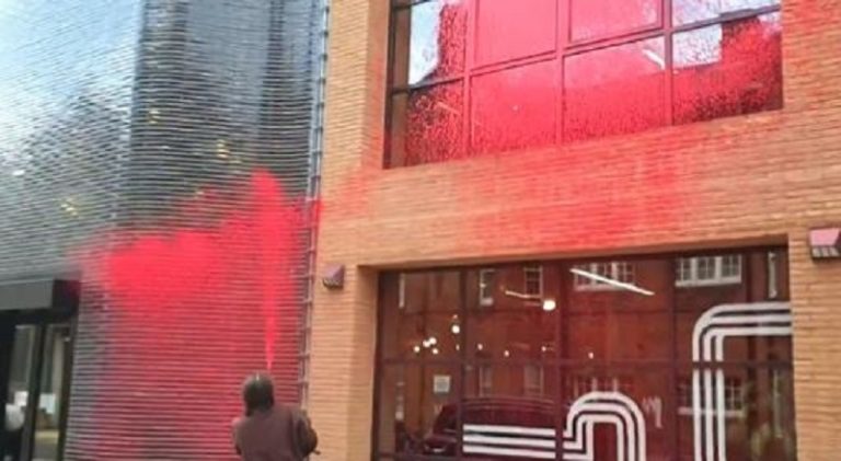 احتجاجاً على حرب غزة.. الطلاء الأحمر يكسو مقر حزب العمال البريطاني! (فيديو)