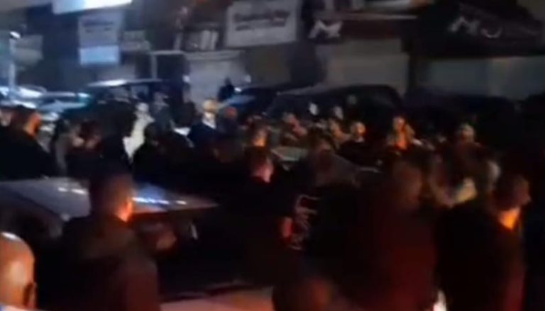 بعد مــ قتل سليمان..حرق إطارات وتكسير سيارات في جبيل! (فيديو)