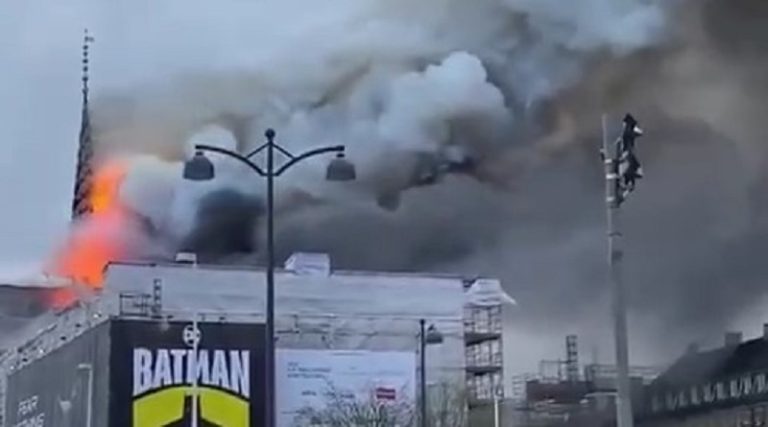 بالفيديو.. حريق بمبنى البورصة التاريخي في الدنمارك