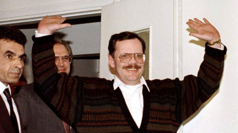 رحيل تيري أندرسون.. رحلة الخطف من بيروت إلى نيويورك