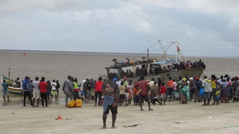 أكثر من 90 قتيلاً بغرق مركب قبالة سواحل موزمبيق (فيديو)