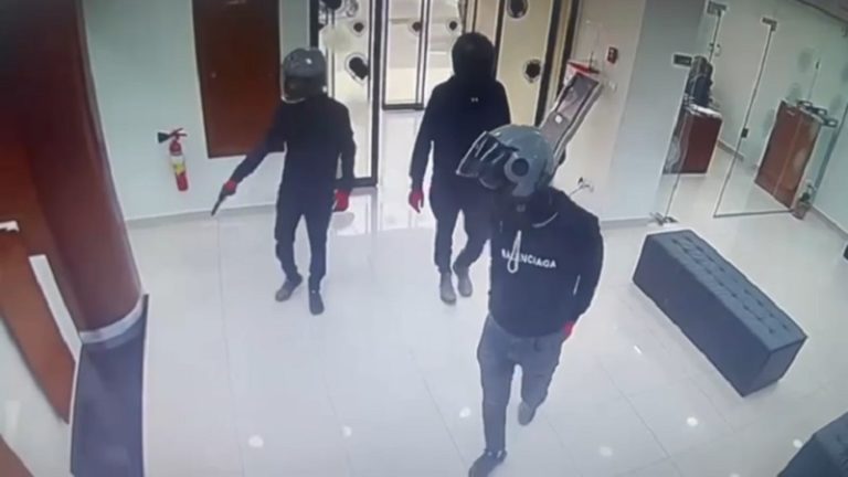 بالفيديو.. سطو مسلح على “بنك فلسطين” في رام الله