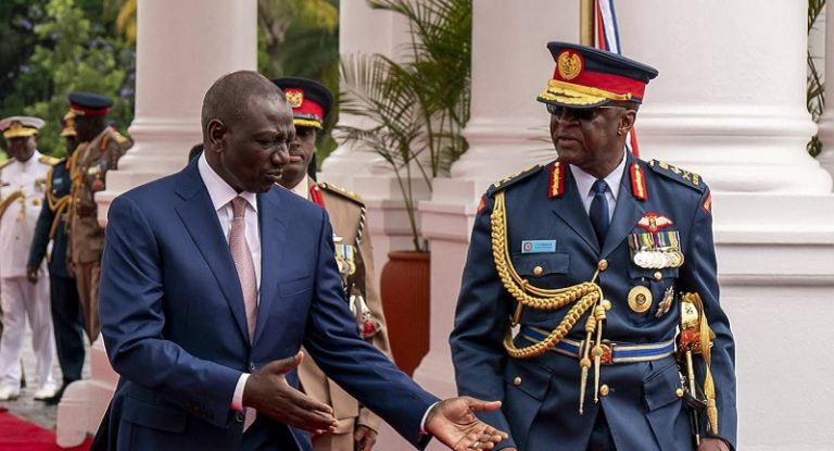 مقتل قائد الجيش الكيني و9 ضباط بتحطم مروحية عسكرية