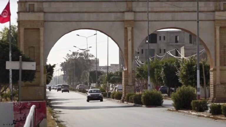 إصابة تلميذين بآلة حادة داخل حافلة مدرسية في تونس