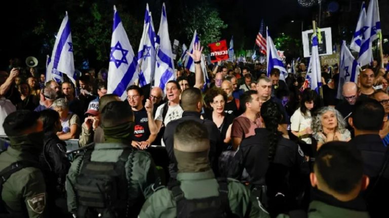 بالفيديو.. اشتباكات بين شرطة الاحتلال ومتظاهرين أمام مقر نتنياهو