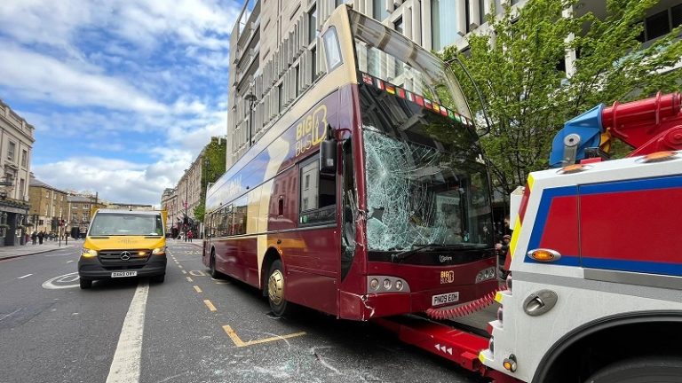 الخيول الطليقة تصيب 4 أشخاص في لندن (فيديو – صورة)