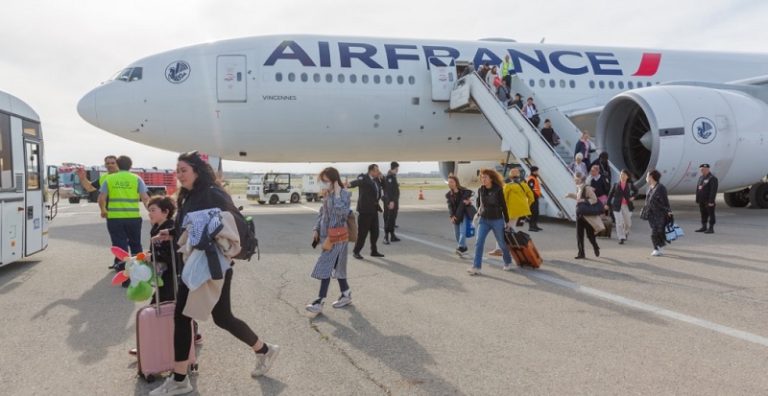 طائرة فرنسية تهبط اضطرارياً في مطار باكو الدولي