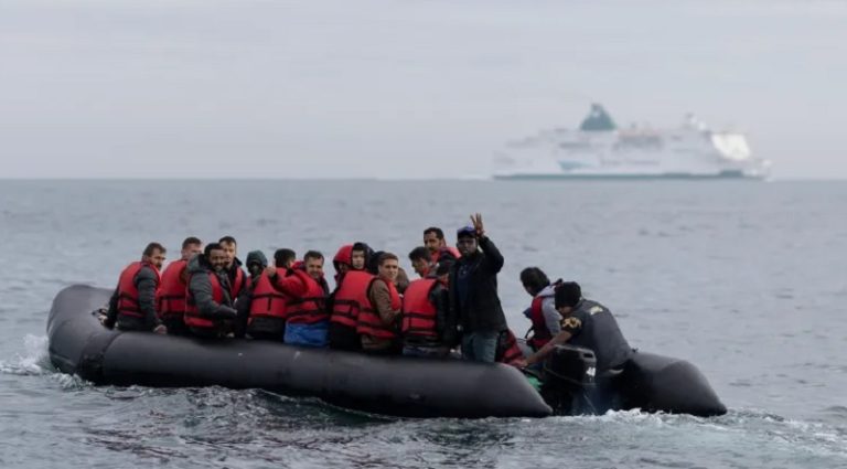 قبرص تردّ النازحين؟