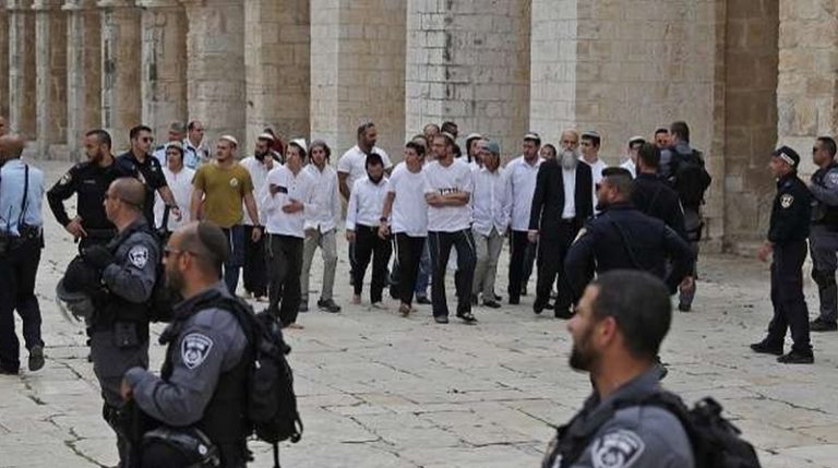 200 مستوطن يقتحمون المسجد الأقصى (فيديو)