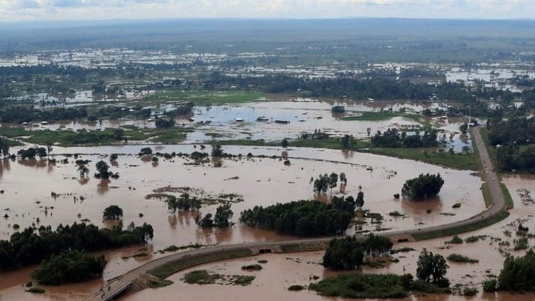 بالفيديو.. عشرات القتلى بانهيار سد في كينيا