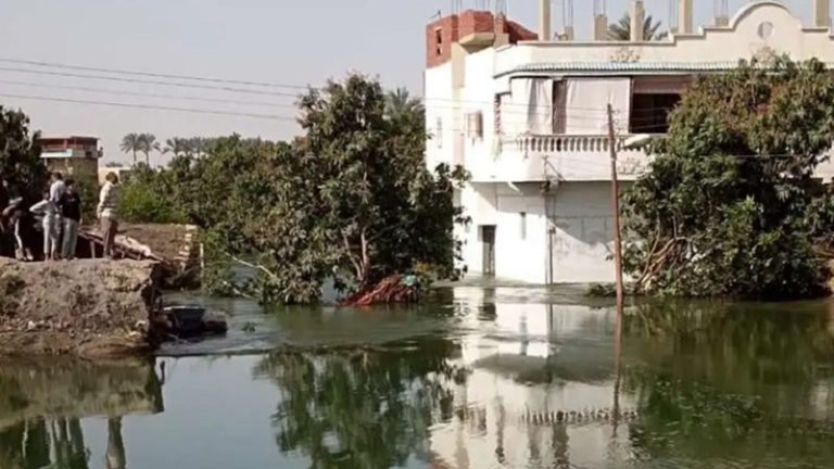 انهيار جسر يغرق أراضي ومنازل المواطنين بمحافظة السويس في مصر