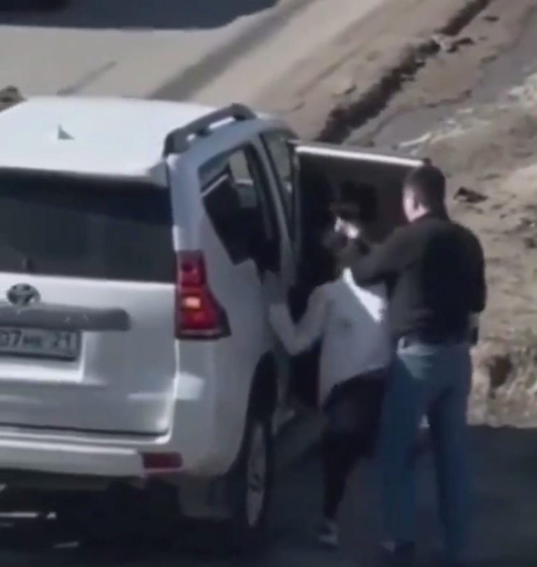 نائب روسي يعتدي على زوجته في الطريق العام!(فيديو)