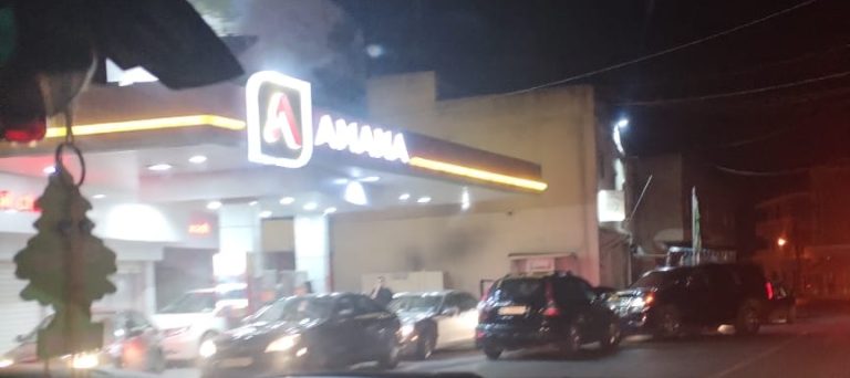 بالفيديو.. طوابير السيارات أمام محطات البنزين!