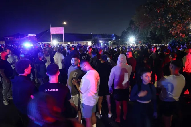 بالفيديو والصورـ المصلون في الكنيسة قطعوا أصابع المعتدي على الأسقف عمانوئيل ورشقوا الشرطة الأسترالية بالحجارة!