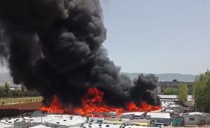 بالفيديو.. حريق بمخيم للنازحين السوريين في زحلة