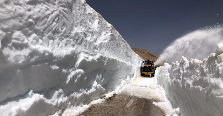 “الأشغال” تجرف الثلوج وتفتح طريق الأرز