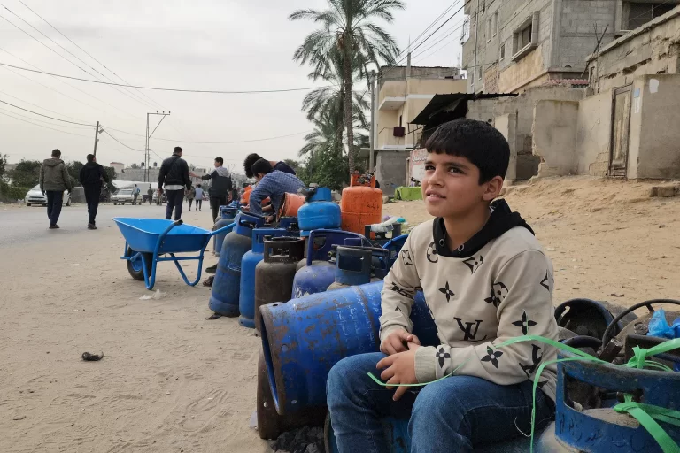 “المكتب الحكومي” في غزة: لإدخال الغاز والوقود!