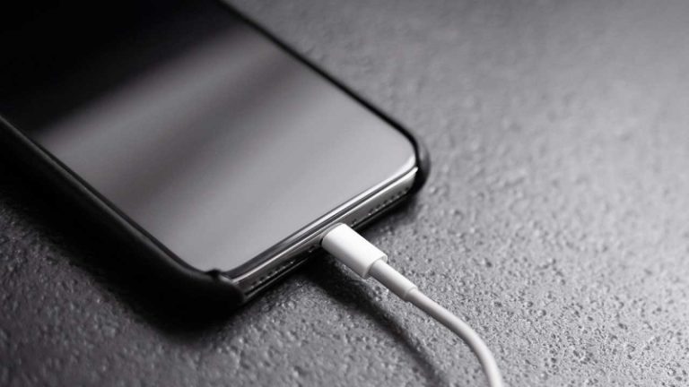 “آبل” تحذر من مخاطر شحن الهاتف طوال الليل