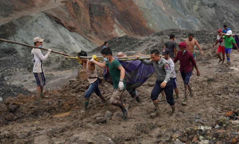 20 قتيلاً بإنزلاق التربة في أندونيسيا (فيديو)