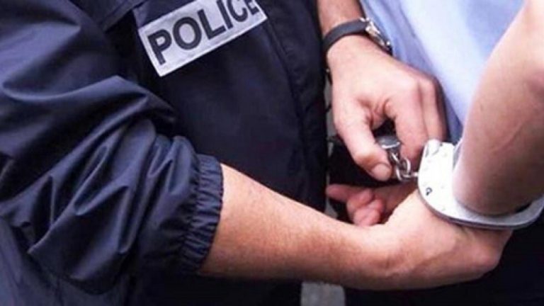 تفكيك شبكة مخدرات في الجزائر وتوقيف شخصين