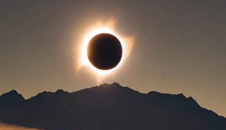 كسوف كلي نادر للشمس! (صورة وفيديو)