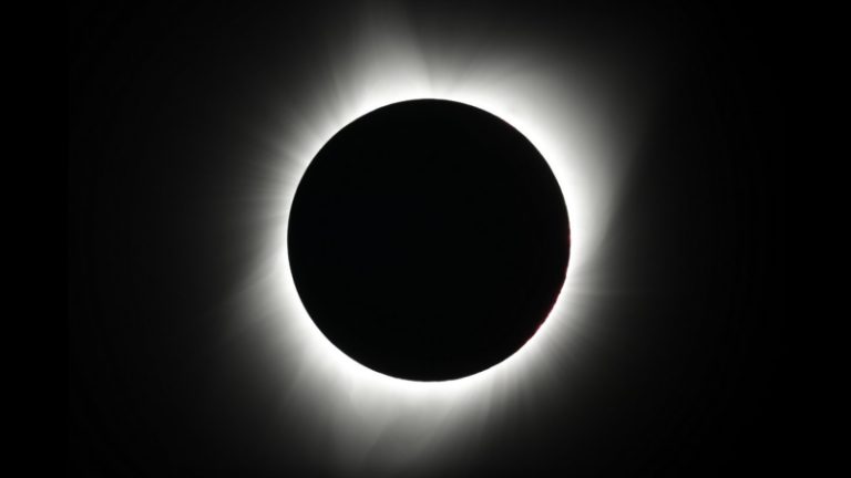 ترقب الملايين لظاهرة نادرة.. كسوف كلي للشمس يعبر 15 ولاية أميركية (صورة وفيديو)