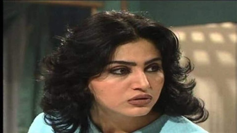 نورمان أسعد بملامح متغيرة مع زوجها (صورة)