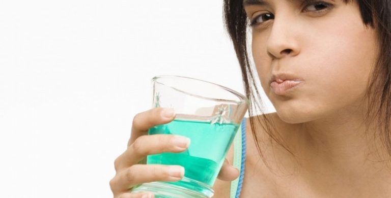 تحذير من المضمضة بعد غسيل الأسنان!