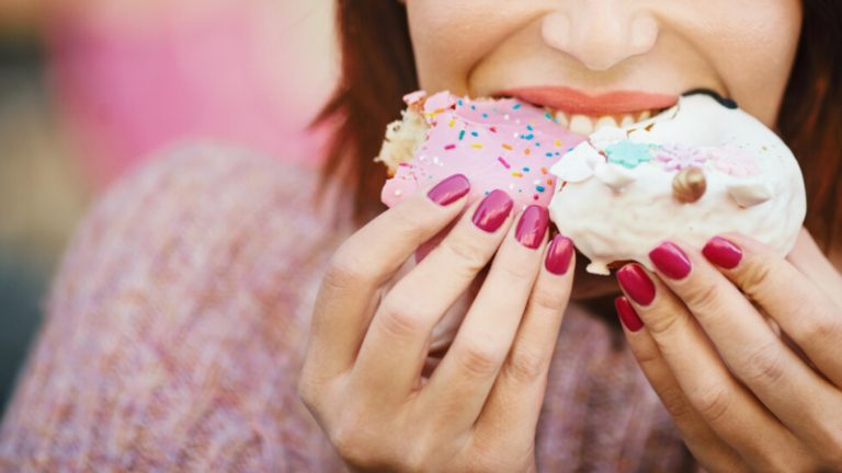 دراسة تكشف أسباب تعلق النساء بتناول السكريات!