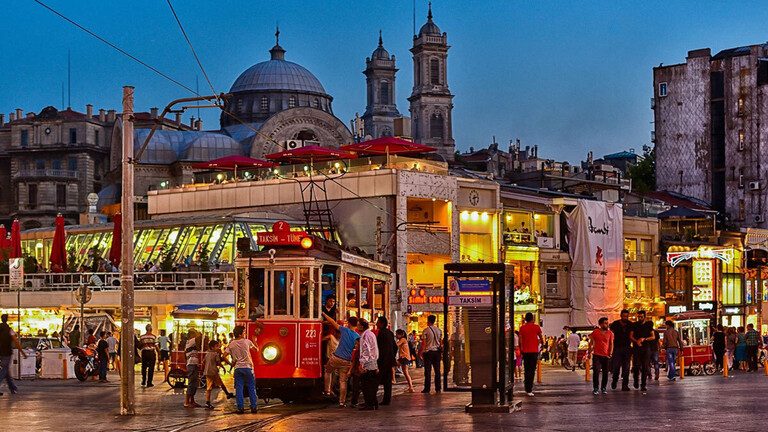 الإفراج عن الصحافيين المعتقلين أثناء تغطية احتجاجات دعم إمام أوغلو