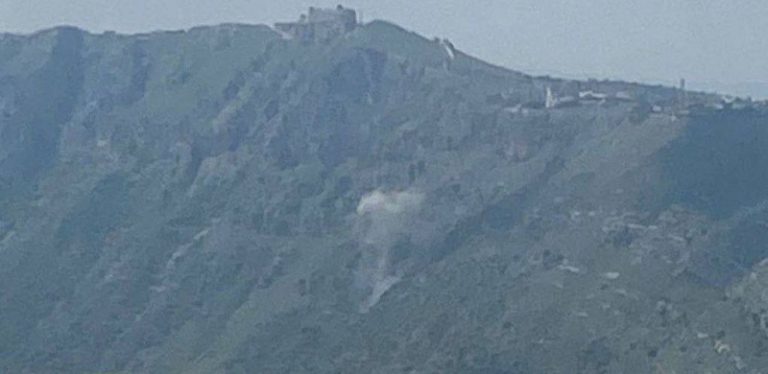 العدو يلقي قذائف على أسفل قلعة الشقيف