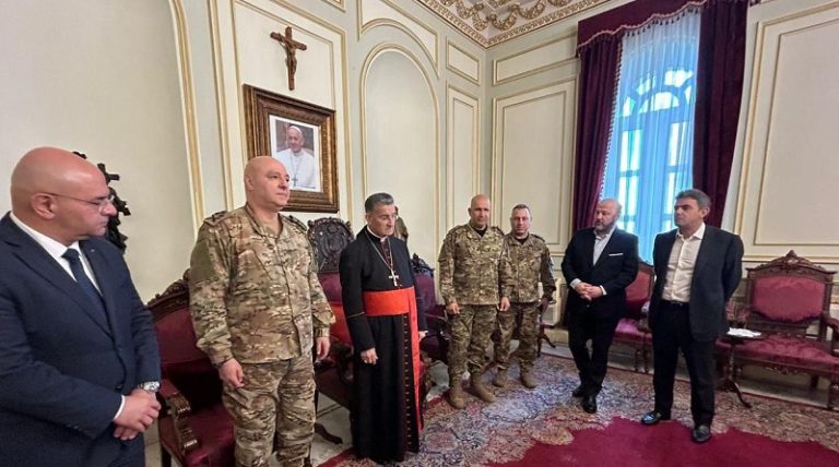 بالصور.. الراعي يستقبل قائد الجيش ووفداً من “القوات” معزياً بسليمان