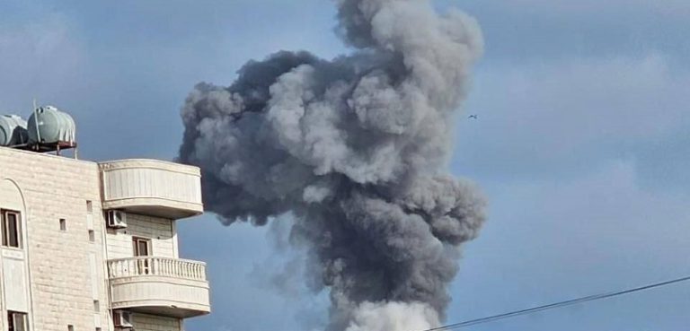 غارات على المنصوري وعيترون