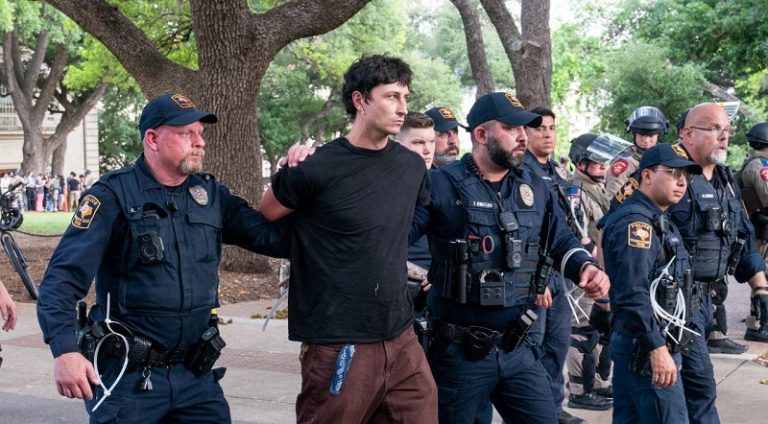 التحركات الطلابية مستمرة في أميركا.. عشرات المعتقلين دعماً لغزة! (فيديو)