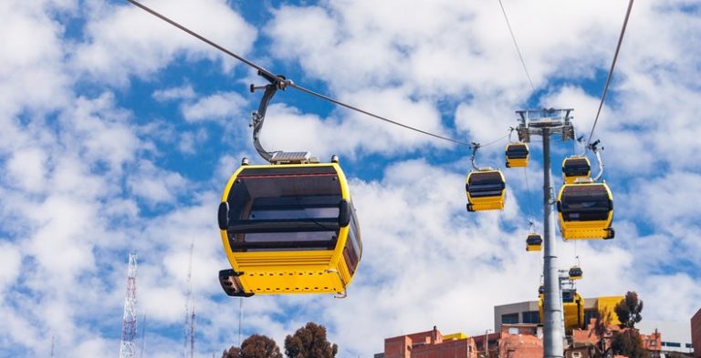 قتيل و7 جرحى ومحاصرين بسقوط عربة تلفريك (فيديو)