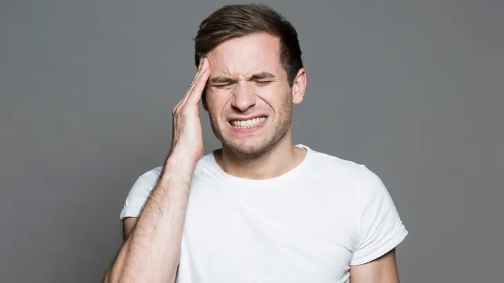 ما الذي يجعلنا نشعر بوخز في الرأس؟