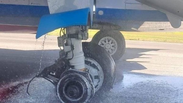 بالفيديو.. طائرة تفقد إحدى عجلاتها أثناء الإقلاع