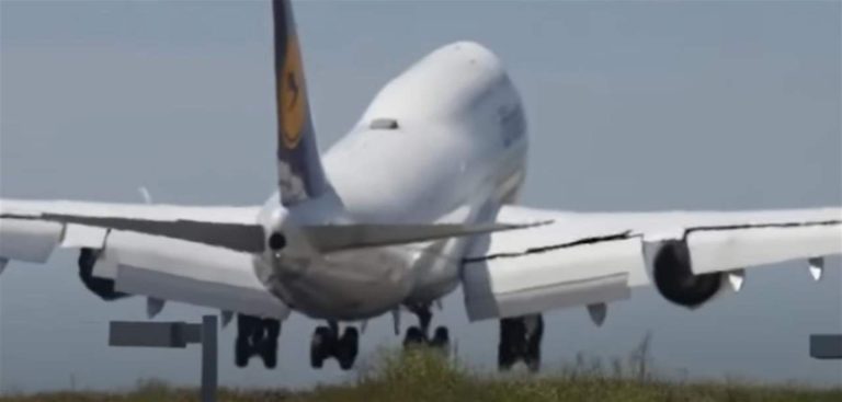 إصابة 11 شخصاً بعد خروج طائرة عن المدرج في السنغال