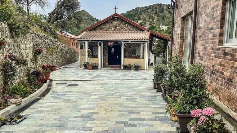 فضيحة في كنيسة قبرص: راهبان يحتالان ويمارسان الجنس!