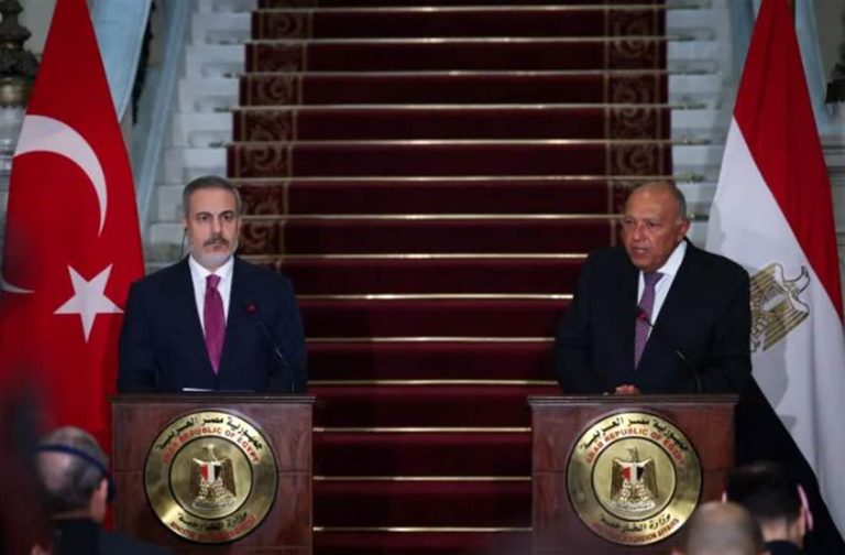 وزير خارجية تركيا يلتقي نظيره المصري: الأولوية إنهاء الإحتلال الإسرائيلي